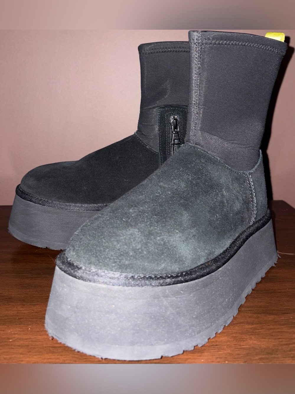GENTLY USED!!!
UGG CLASSIC DIPPER